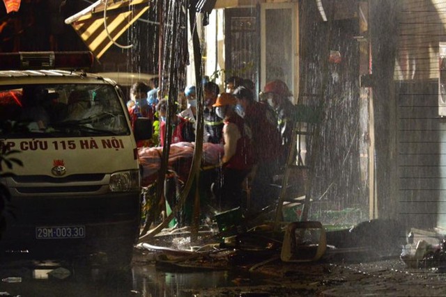 Thi thể nạn nh&acirc;n chuyển ra ngo&agrave;i đưa đến bệnh viện