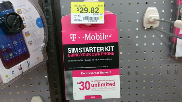 SIM trả trước của T-Mobile bày bán tại siêu thị có thể dùng ngay không cần khai thông tin. Ảnh: Ideasr.