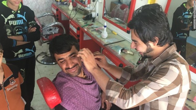 
Một người đàn ông ở làng al Fazliya (cách Mosul 20 km) cạo râu sau khi làng của anh ta được giải phóng khỏi IS. Ảnh: CNN.
