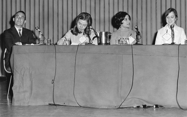 
Hillary Rodham trong một phiên họp của hội sinh viên trường Wellesley (ảnh: Wellesley College Archives)
