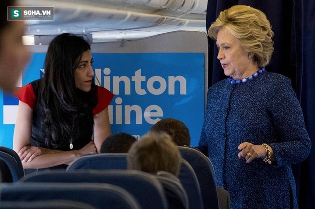 
Bà Clinton trò chuyện với trợ lý Abedin trên chuyến bay tới Iowa để tranh cử ngày 28/10. (Ảnh: AP)
