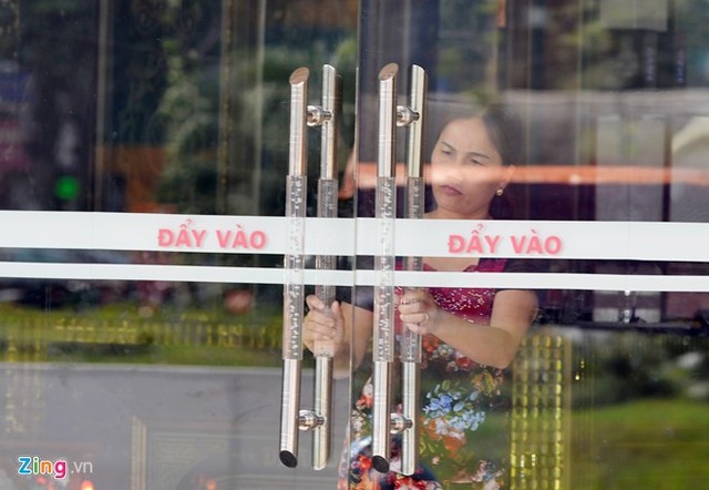 Trên đường Nguyễn Khang, nơi tập trung nhiều quán karaoke cũng cửa đóng then cài.