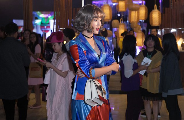 Huyền My diện bộ đồ cá tính, màu sắc bắt mắt của nhà thiết kế trẻ Claret Giang Lê. Cô mix cùng túi xách hàng hiệu tông màu trắng chủ đạo.