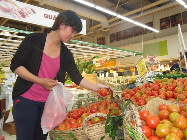 Cà chua là mặt hàng tăng giá liên tục trong một tháng qua. Giá tại các chợ lẻ đã lên 35.000 đồng/kg nhưng rất khan hàng. Ảnh: T. Tân