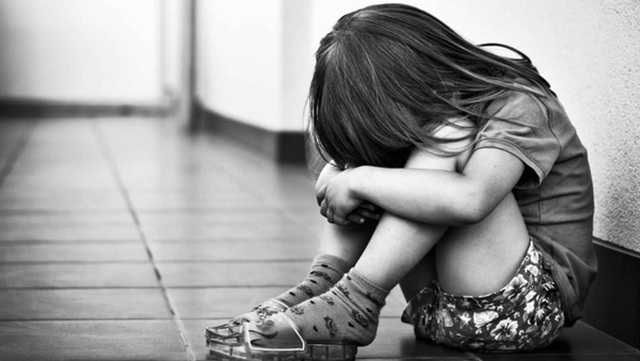 
Bé gái 9 tuổi bị anh trai 12 tuổi hãm hiếp nhiều lần.
