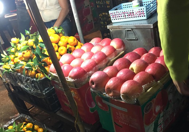 Táo Trung Quốc đỏ rực bán ở chợ Hà Nội.
