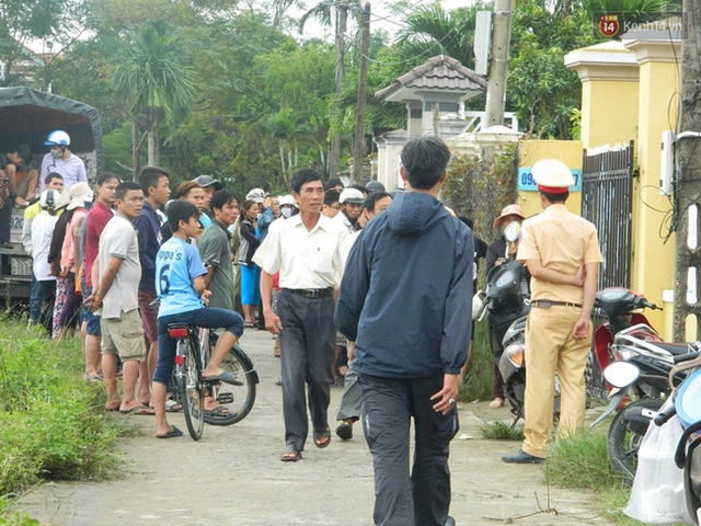 
Công an đang khám nghiệm hiện trường.
