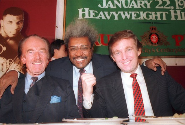
Hai cha con Trump cùng ông bầu quyền Anh, Don King, tại Atlantic City, New Jersey, năm 1987. Ảnh: AP
