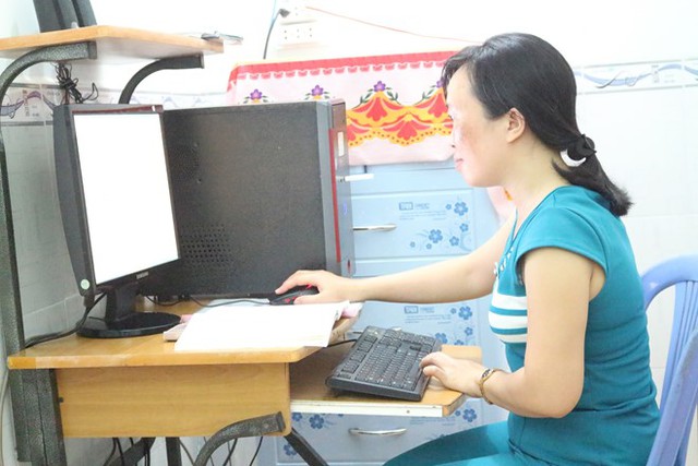 
Cô Phạm Thị Nhung đã có hơn 20 năm gắn bó với xã đảo Khánh Bình Tây, huyện Trần Văn Thời, tỉnh Cà Mau. Ảnh: Bích Huệ.
