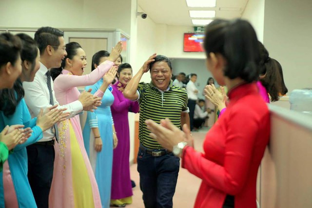 
T&igrave;nh cảm của đồng nghiệp trước ng&agrave;y chia tay khiến ph&oacute;ng vi&ecirc;n Sỹ Khỏe v&ocirc; c&ugrave;ng x&uacute;c động.
