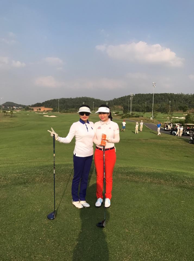 
Vợ Chu Đăng Khoa vui vẻ đi chơi golf.
