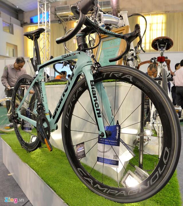 Triển lãm có sự xuất hiện của nhiều thương hiệu hàng đầu của ngành sản xuất xe đạp. Trong ảnh là chiếc xe có giá trên 413 triệu đồng của thương hiệu Bianchi, đắt nhất tại triển lãm lần này.