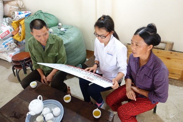 
Em Đặng Thị Huyền b&ecirc;n gia đ&igrave;nh
