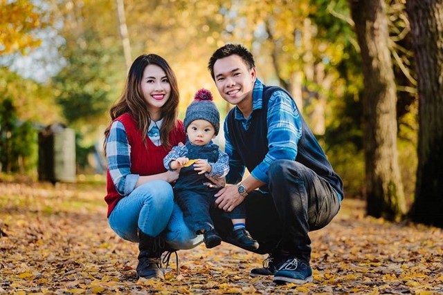 
Huyền Trang gặp gỡ v&agrave; y&ecirc;u Triệu Ho&agrave;ng sau một v&agrave;i lần đ&oacute;ng MV c&ugrave;ng anh. Sau 4 năm hẹn h&ograve;, họ tổ chức h&ocirc;n lễ v&agrave;o năm 2012, tại Đồng Nai. Một thời gian sau, nam ca sĩ v&agrave; vợ sang Mỹ định cư. L&uacute;c n&agrave;y, Huyền Trang vẫn theo đuổi việc học, c&ograve;n giọng ca 8X chuyển sang l&agrave;m huấn luyện vi&ecirc;n tennis chuy&ecirc;n nghiệp.
