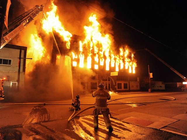 
Lính cứu hỏa đang dập tắt một đám cháy nhà lớn.
