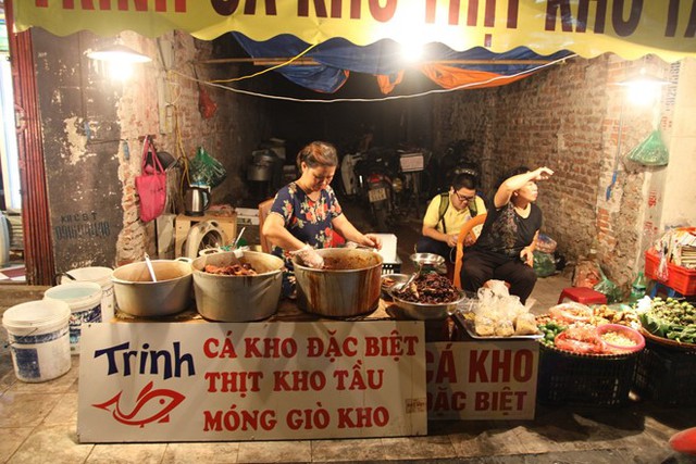 Trong chợ có hàng cá kho - thịt kho tàu cô Trinh được rất nhiều người yêu thích.