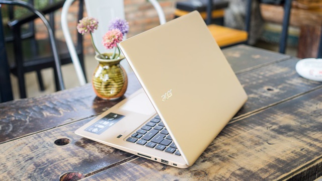 Acer Swift 3 sở hữu độ dày chỉ 17,9 mm cùng trọng lượng 1,5kg. Đây là một trong những sản phẩm gọn nhẹ nhất phân khúc laptop 14 inch trên thị trường. Máy sở hữu vỏ nhôm nguyên khối, ổ SSD tốc độ cao và tùy chọn vi xử lý Intel Core i7 mới nhất. 