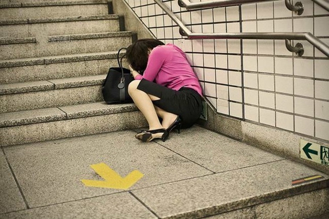 
Một người phụ nữ Nhật nằm gục ngay b&ecirc;n đường v&igrave; l&agrave;m việc qu&aacute; độ.
