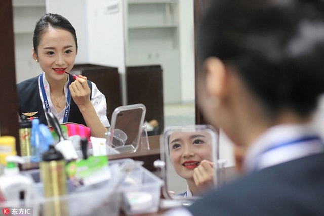 
Theo Shanghaiist, Liu Miaomiao được trao danh hiệu “nữ tiếp viên đẹp nhất thế giới” trong cuộc thi nhan sắc do Hiệp hội Tiếp viên Hàng không thế giới (WASA) tổ chức hồi đầu năm nay. Tháng 6 vừa qua, Liu tiếp tục được mệnh danh là một trong 10 tiếp viên hàng không đẹp nhất thế giới do Hiệp hội Hoa khôi Hàng không Thế giới (AMWA) bình chọn, tờ New Network đưa tin.
