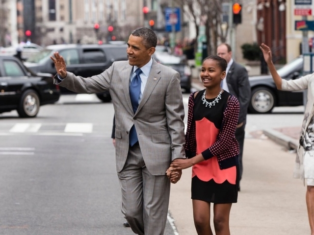 
Sasha, 15 tuổi, con gái út của Tổng thống Obama, học trường trung học Sidwell Friends ở Washington, nơi nhiều con cái của các tổng thống Mỹ từng theo học. Gia đình Obama sẽ thuê nhà ở lại thủ đô sau khi ông rời khỏi Nhà Trắng, cho đến khi cô bé tốt nghiệp. Học phí ở trường Sidwell là khoảng 40.000 USD một năm. Ảnh: Pete Souza
