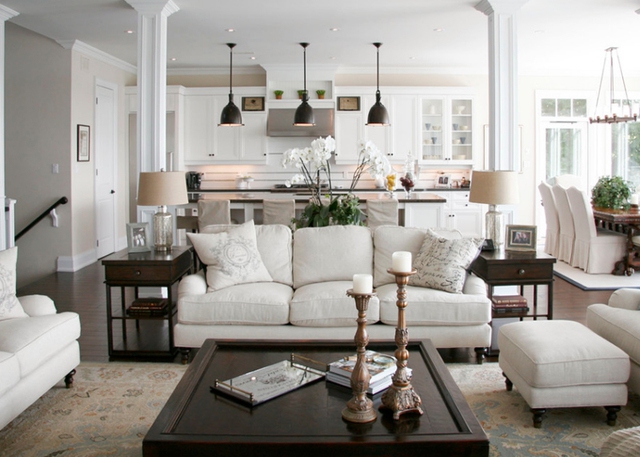  2. Một căn phòng khách theo phong cách cổ điển với ghế bành thoải mái và các bàn vuông màu trung tính.