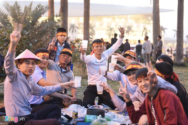 Rất nhiều b&oacute;ng m&agrave;u v&agrave;ng, đỏ được c&aacute;c nh&oacute;m cổ động vi&ecirc;n đưa v&agrave;o s&acirc;n Mỹ Đ&igrave;nh. Họ đ&atilde; chuẩn bị cẩn thận trong những ng&agrave;y qua với hy vọng tạo n&ecirc;n bầu kh&ocirc;ng kh&iacute; cuồng nhiệt ở Mỹ Đ&igrave;nh. Ảnh: Tiến Tuấn.