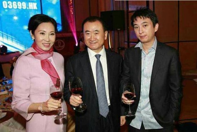 Vợ chồng Vương Kiện Lâm và con trai Vương Tư Thông .
