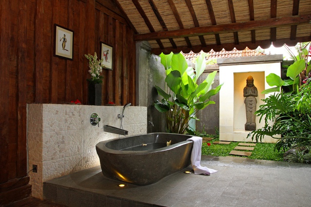 2. Nhà thiết kế người Ấn Độ Iwan Sastrawiguna đã kết hợp thiên nhiên trong phòng tắm này với kiểu thiết kế mở. Mái nhà và tường đều được ốp gỗ. Bồn tắm được làm bằng đá đen càng làm nổi bật phong cách thiết kế của người Ấn.