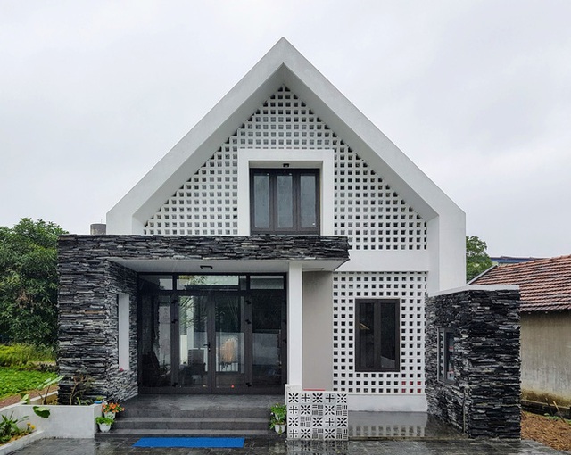 Đặc biệt phần mặt tiền với sự g&oacute;p mặt của đ&aacute; chẻ v&agrave; gạch hoa th&ocirc;ng gi&oacute;.