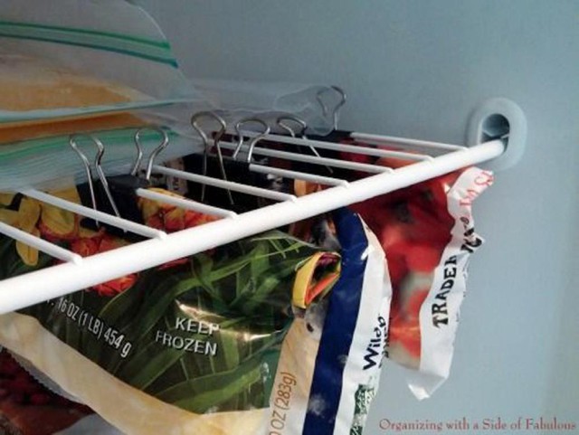 2. Sử dụng những chiếc kẹp để kẹp những túi đựng thức ăn như hình trên. Điều này giúp bạn tiết kiệm 1 số không gian chết trong tủ lạnh đấy nhé.
