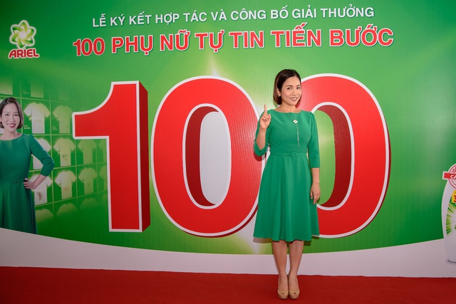 Trong sự kiện vinh danh 100 người phụ nữ c&oacute; nhiều đ&oacute;ng g&oacute;p v&agrave; cống hiến cho x&atilde; hội mới diễn ra ở H&agrave; N&ocirc;i, Mỹ Linh xuất hiện với trang phụ đơn giản, thanh lịch g&oacute;p phần cổ vũ tinh thần tự tin tiến bước cho phụ nữ Việt Nam.