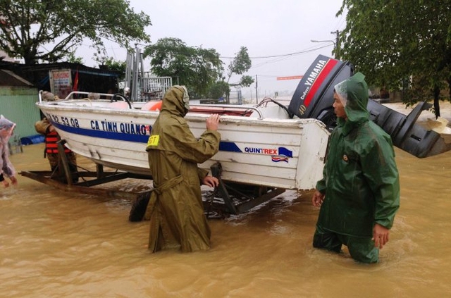 Lực lượng c&ocirc;ng an huyện Đại Lộc đưa ca n&ocirc; đến điểm ngập lũ để đưa sản phụ tới bệnh viện sinh - Ảnh: C&ocirc;ng an huyện Đại Lộc
