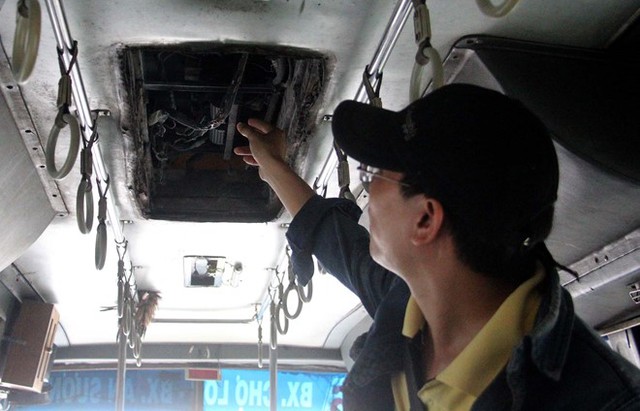 Vị tr&iacute; ph&aacute;t hỏa tr&ecirc;n xe bu&yacute;t. Ảnh: L&ecirc; Trai.
