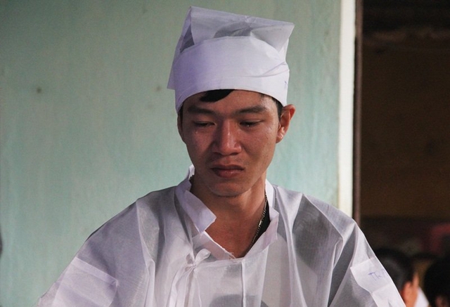 Hai anh em Trần Văn Đ&agrave;o, Trần Văn Li&ecirc;m kh&ocirc;ng thể về l&uacute;c bố hấp hối bởi nước lũ ngăn c&aacute;ch