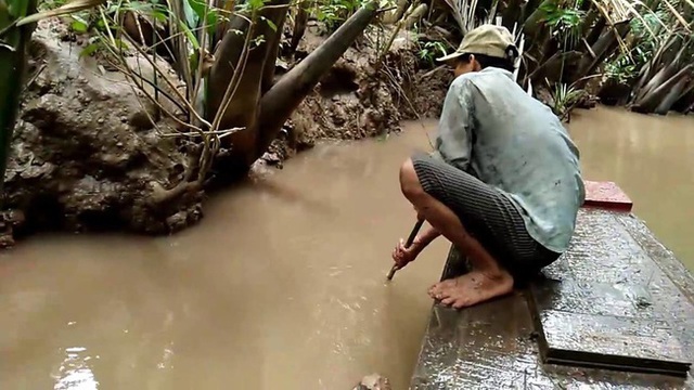 Người anh trai ra s&ocirc;ng thả lưới m&ograve; t&ocirc;m để về kho cho em g&aacute;i ăn. Ảnh minh họa