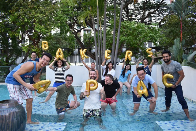 
Linh v&agrave; c&aacute;c đồng nghiệp ở Socialbakers. Ảnh: NVCC
