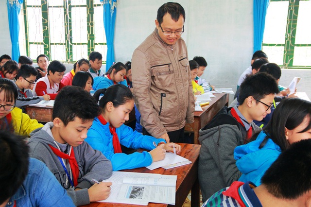 
Từ những bài học khô khan, đầy công thức, thầy Tú biến thành những bài thơ mượt mà, dễ hiểu dễ nhớ giúp học sinh học thuộc bài, thêm yêu môn học hơn.
