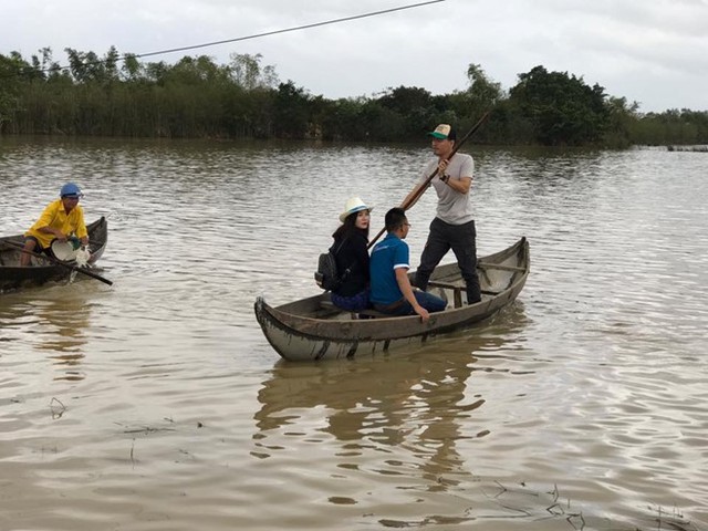 
 MC Phan Anh tự chèo đò. Ảnh: FBNV.
