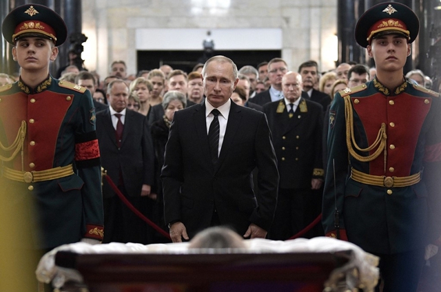 
Tổng thống Nga Vladimir Putin dự tang lễ Đại sứ Karlov tại Moscow ng&agrave;y 22/12. Ảnh: AP.
