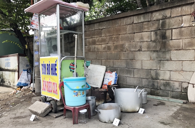 H&agrave;ng qu&aacute;n của chị Tuyết, nơi b&agrave; Điệp bỏ thuốc chuột v&agrave;o nồi nước l&egrave;o.B&agrave; Điệp tại cơ quan điều tra.