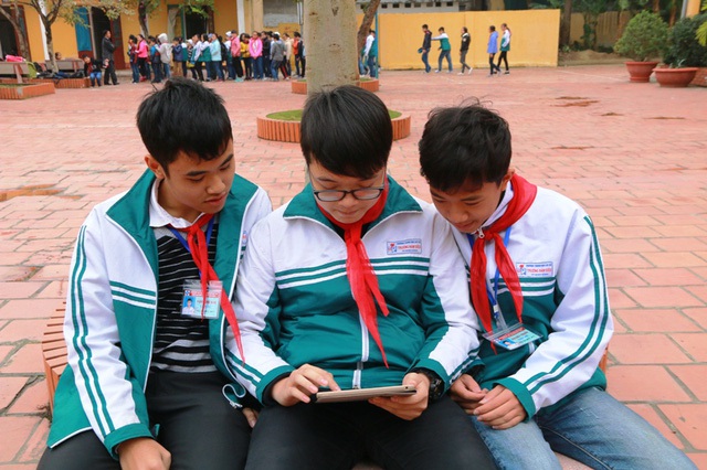 
Học sinh c&oacute; thể học tập, t&igrave;m kiếm th&ocirc;ng tin về m&ocirc;n Lịch sử tr&ecirc;n trang fanpage của trường THCS Trương H&aacute;n Si&ecirc;u mọi l&uacute;c, mọi nơi.
