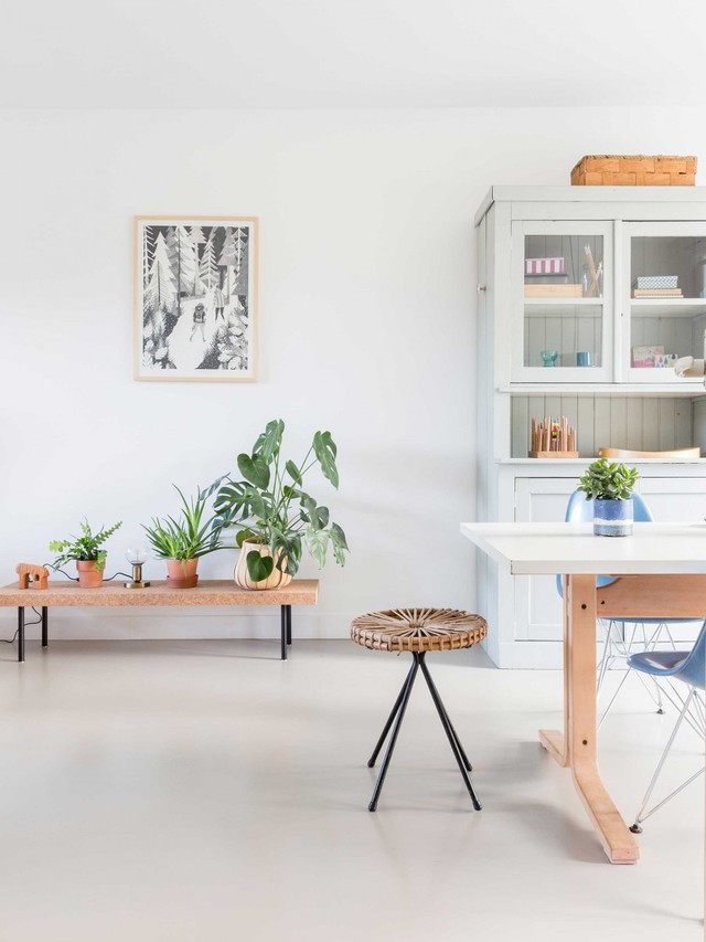 Chiếc ghế với chất liệu dệt v&agrave; c&aacute;c đồ trang tr&iacute; c&oacute; m&agrave;u đồng c&oacute; thể t&igrave;m thấy ở bất kỳ đ&acirc;u trong ng&ocirc;i nh&agrave;.