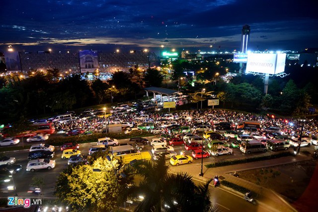 17h30, lượng xe lưu thông qua khu vực cổng sân bay hướng từ công viên Hoàng Văn Thụ và đường Bạch Đằng tăng đột biến khiến nơi đây bị ùn tắc nghiêm trọng.