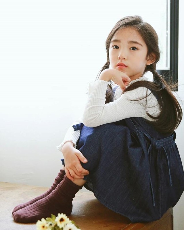 Mới đây, trang Koreaboo (Hàn Quốc) khen ngợi và đánh giá Lee Eun Chae là cô bé 6 tuổi xinh đẹp nhất thế giới. Bài viết này ngay lập tức trở thành tâm điểm chú ý trên mạng.