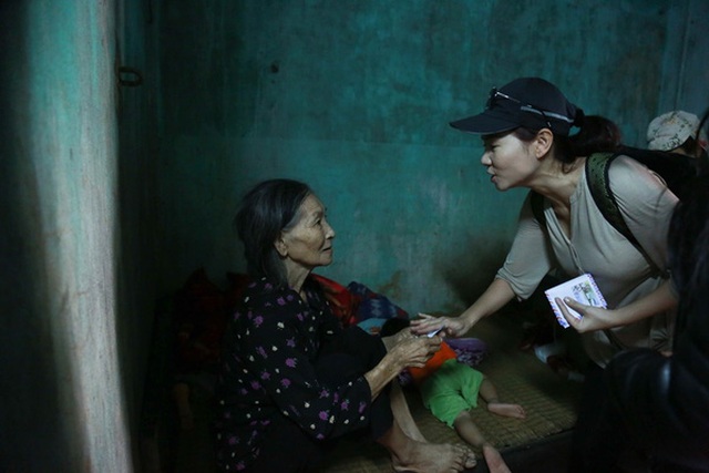 
Thu Minh ghé thăm nhiều hộ dân nghèo để tặng quà hỗ trợ. Nữ ca sĩ cho biết fanclub của cô cũng đóng góp 1 phần nhỏ cho chuyến đi lần này.
