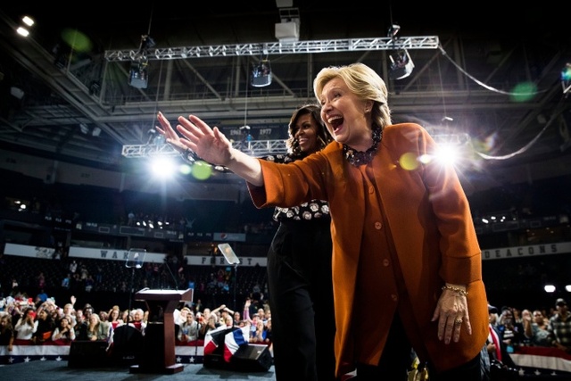 
Hillary Clinton và Michelle Obama tại cuộc vận động ở Bắc Carolina ngày 27/10. Bà Obama thừa nhận rằng việc đệ nhất phu nhân tích cực tham gia hỗ trợ chiến dịch tranh cử là điều khác thường. Bà nói thêm rằng đây đúng là cuộc bầu cử chưa có tiền lệ.
