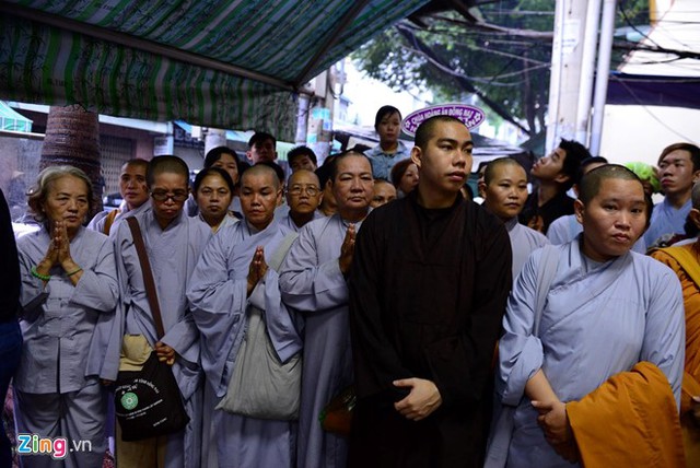 
Các tăng ni phật tử đứng trước nhà tang lễ để cùng cầu nguyện cho linh hồn của Út Bạch Lan sớm siêu thoát.
