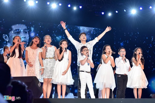 
Các học trò của nam ca sĩ tại The Voice Kids được anh mời dự live show như những khách mời đặc biệt. Anh và các em nhỏ đến từ 3 miền của đất nước hát ca khúc Tình bạn (You And I) và One Day.
