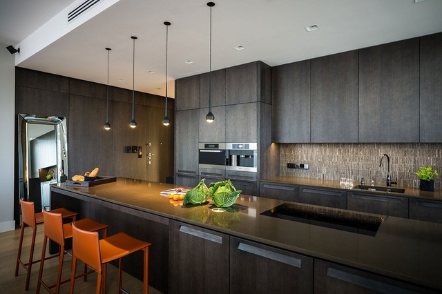 Những căn bếp tối màu đặc biệt thích hợp theo phong cách công nghiệp, hiện đại.