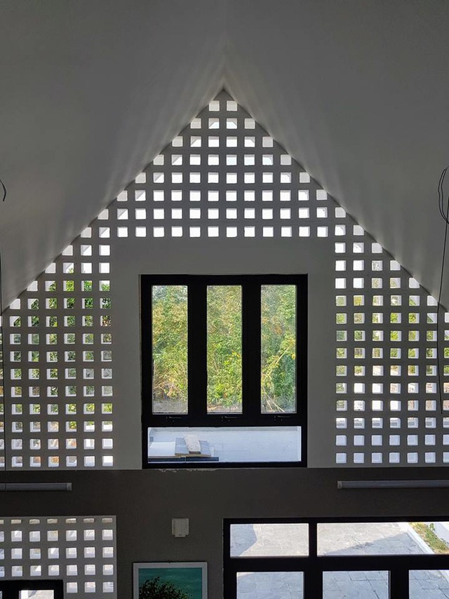 Cửa k&iacute;nh v&agrave; gạch th&ocirc;ng gi&oacute; gi&uacute;p tạo n&ecirc;n hiệu ứng &aacute;nh s&aacute;ng đẹp cho ng&ocirc;i nh&agrave;.